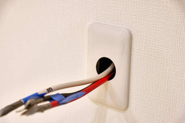 電気配線を壁の中に通す方法は？DIYや業者に頼むメリットを解説